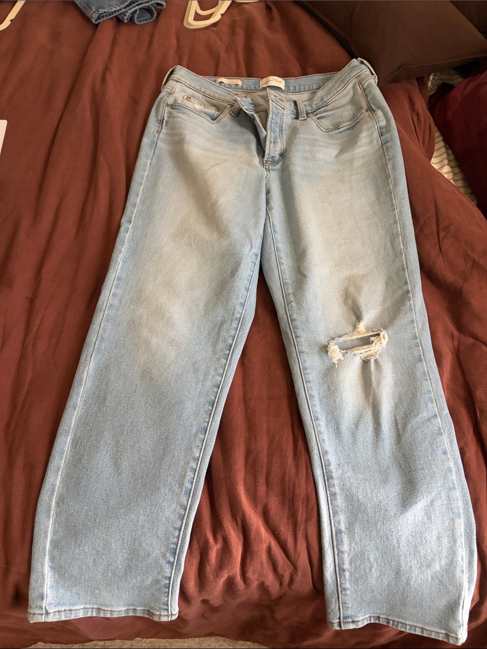 Universal Thread Light Blue Straight-Leg Jeans with Knee Rip